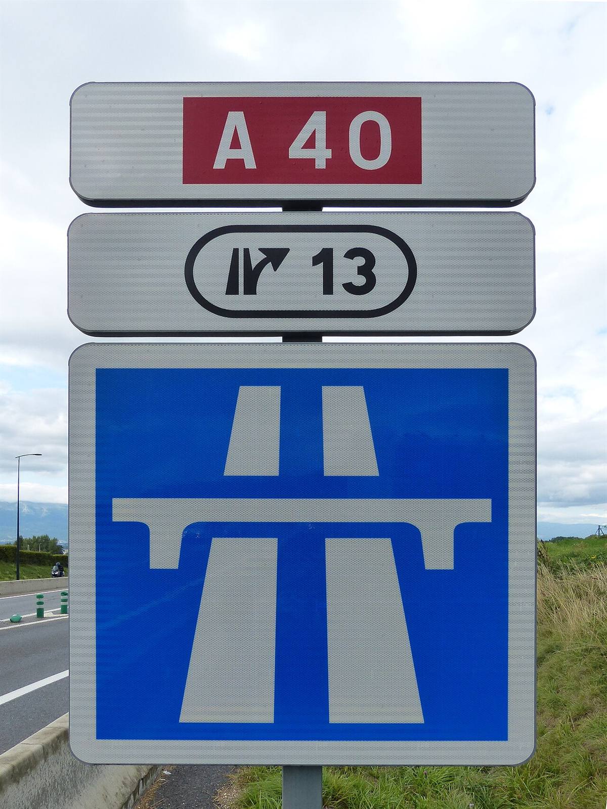 Panneau carré bleu représentant une autoroute à chaussées séparées