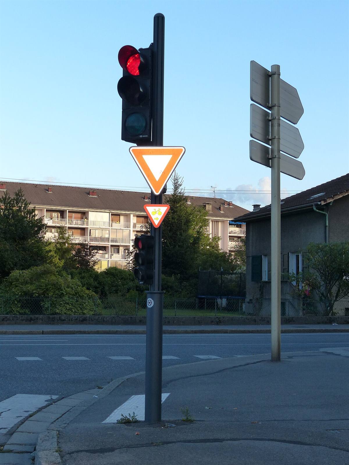 Panneau cédez-le-passage triangulaire pointe vers le bas