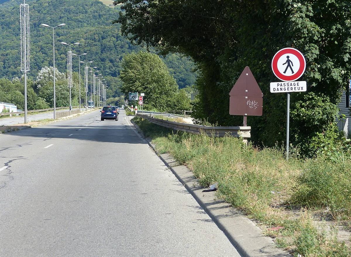 Panneau rond blanc bordé de rouge portant une silhouette de piéton barrée