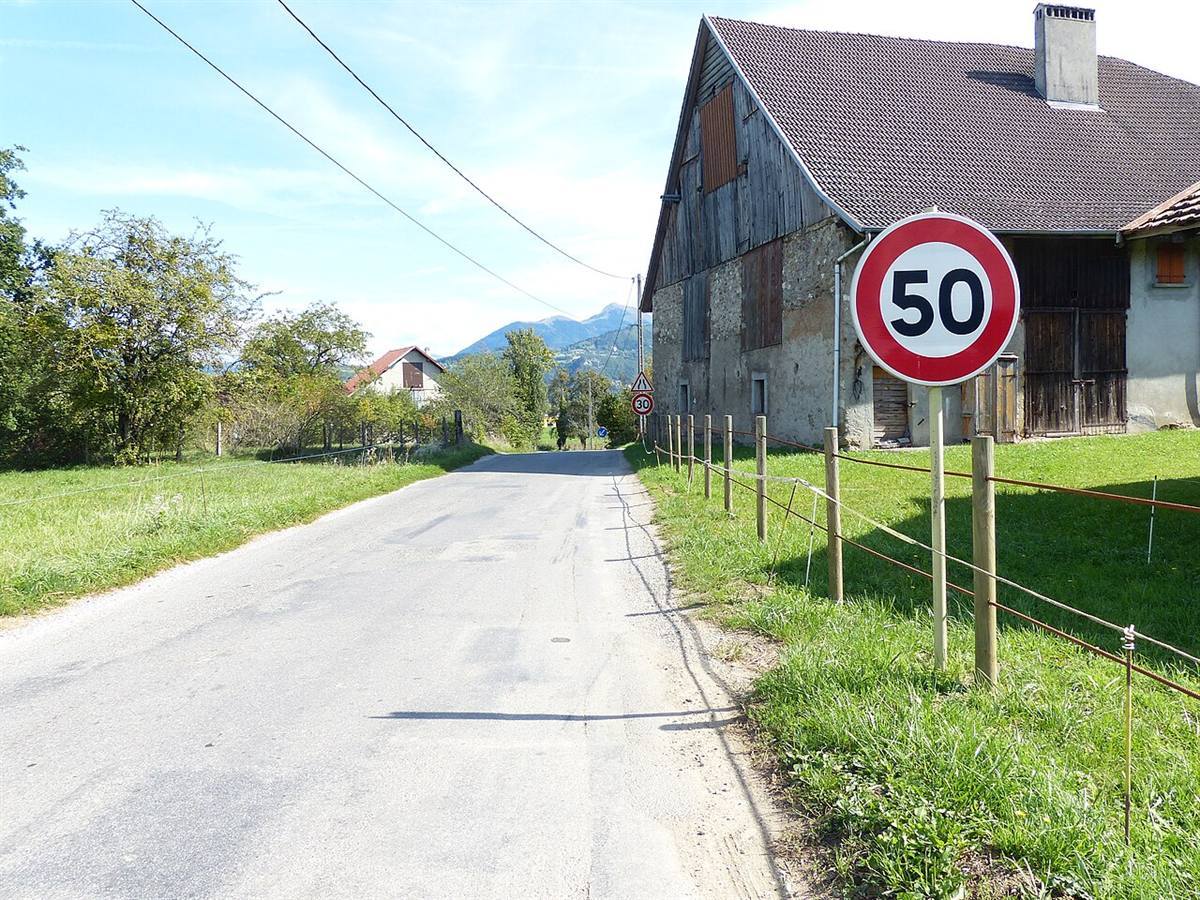 Panneau rond à bordure rouge indiquant une limitation de vitesse à 50