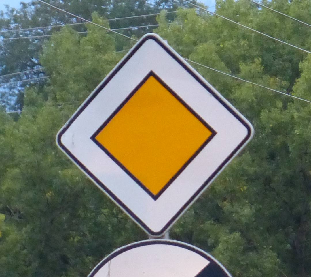 Panneau losange jaune bordé de blanc, route à caractère prioritaire