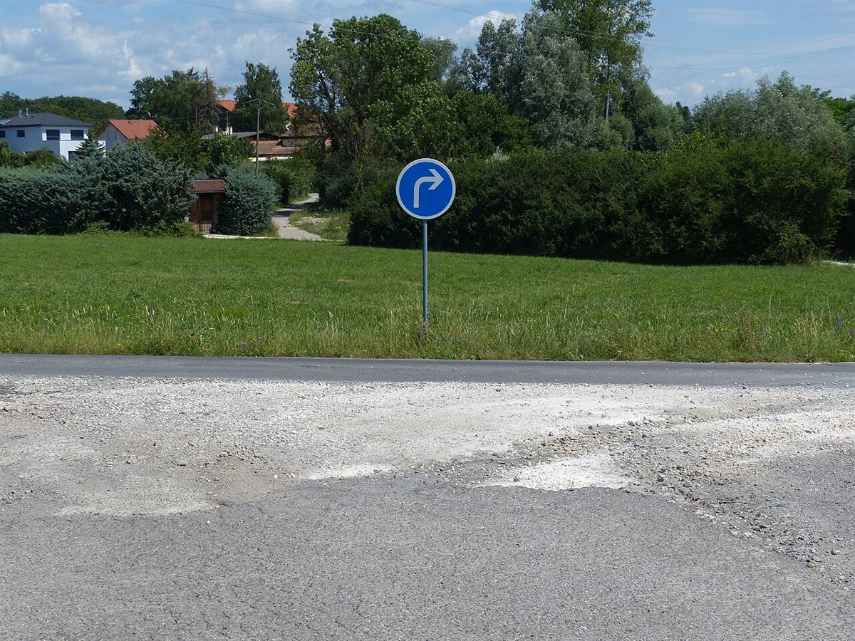 Panneau rond bleu portant une flèche blanche tournée vers la droite