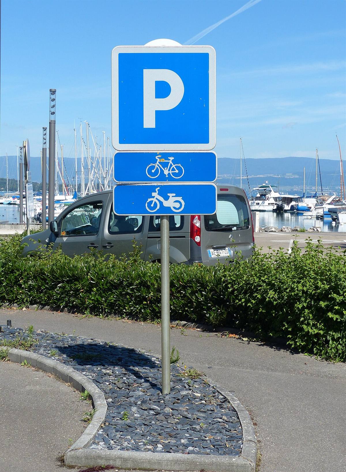 Panneau carré bleu portant un P blanc