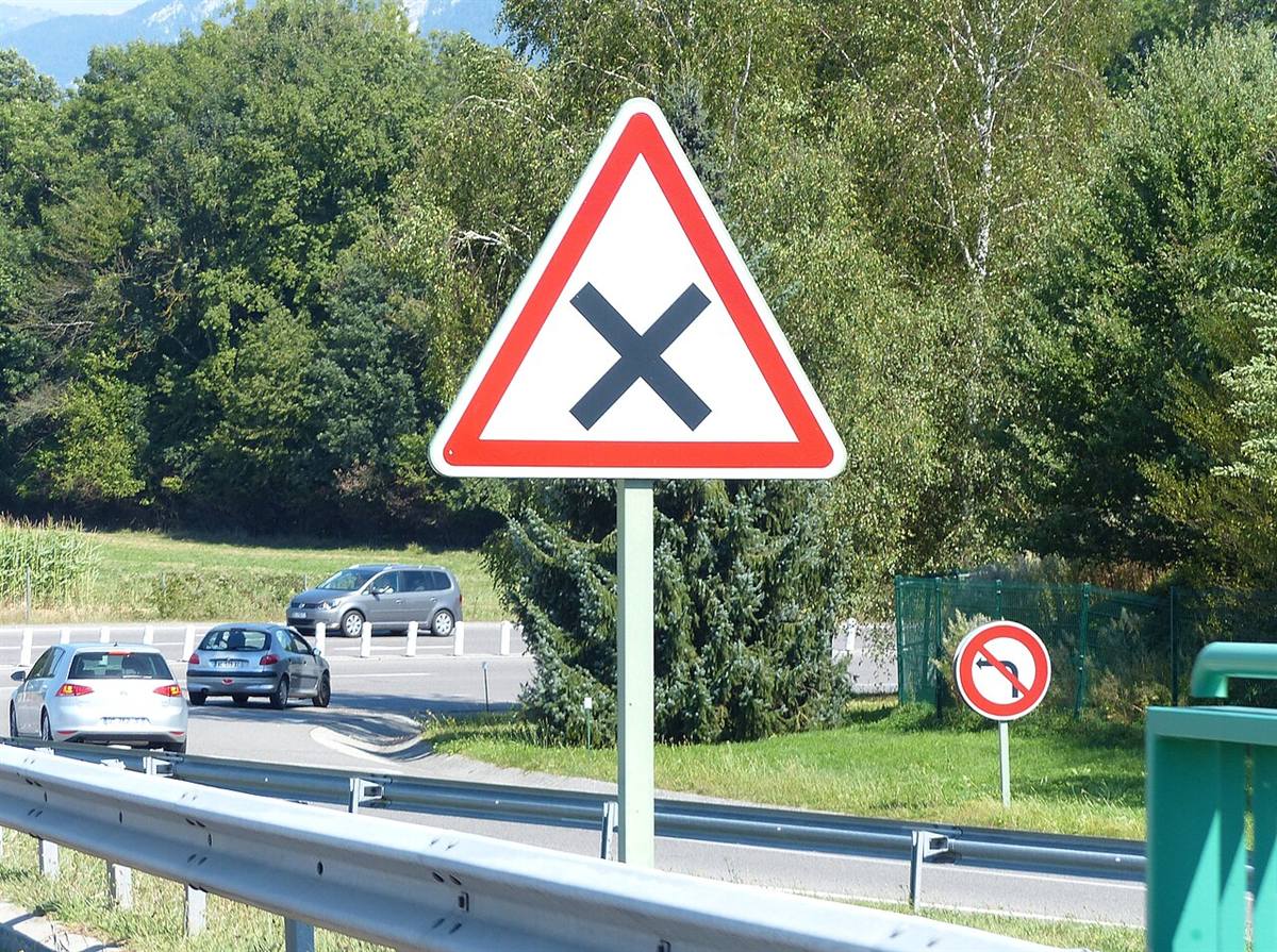 Panneau triangulaire annonçant une intersection avec priorité à droite