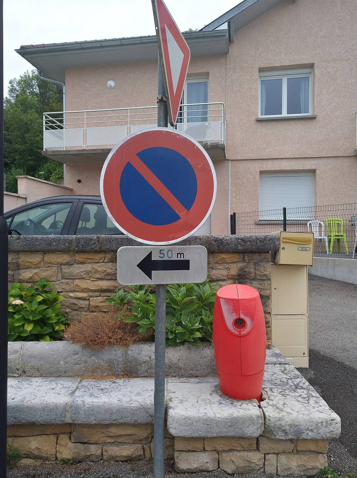 Panneau rond bleu à bordure rouge barré d'un seul trait oblique