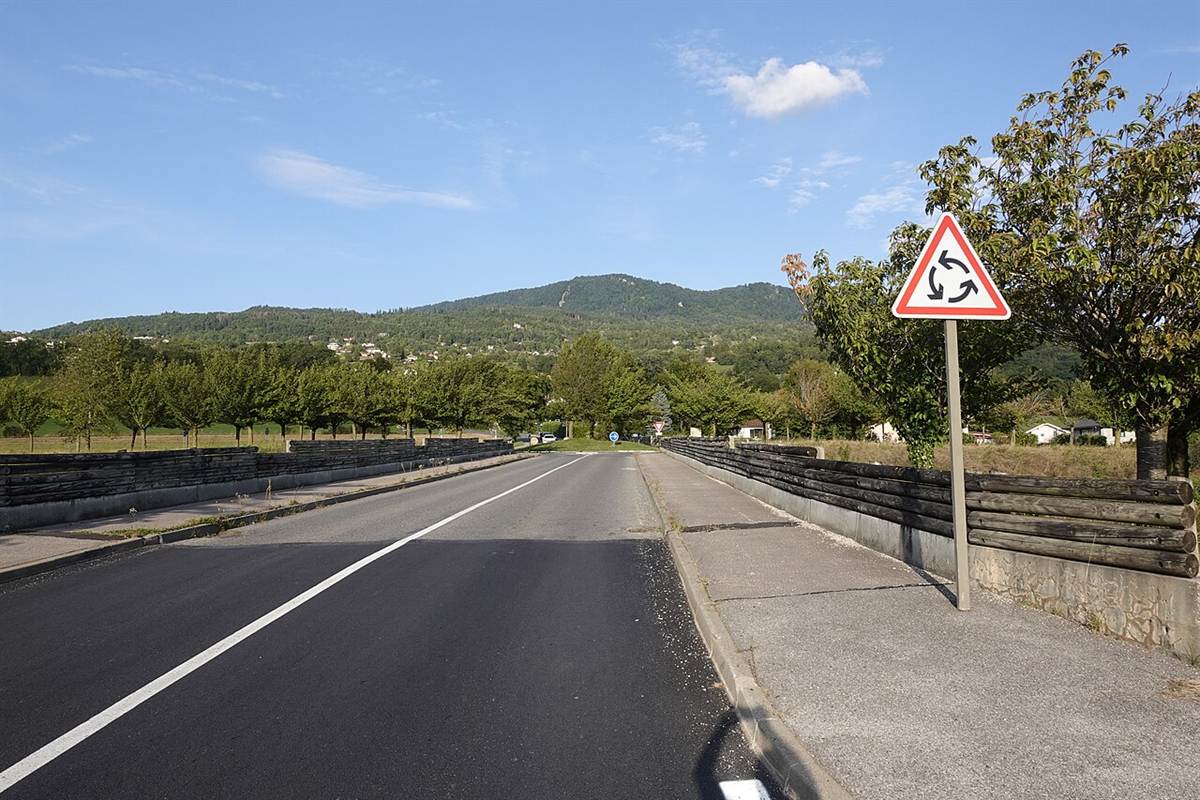 Panneau triangulaire annonçant un carrefour à sens giratoire