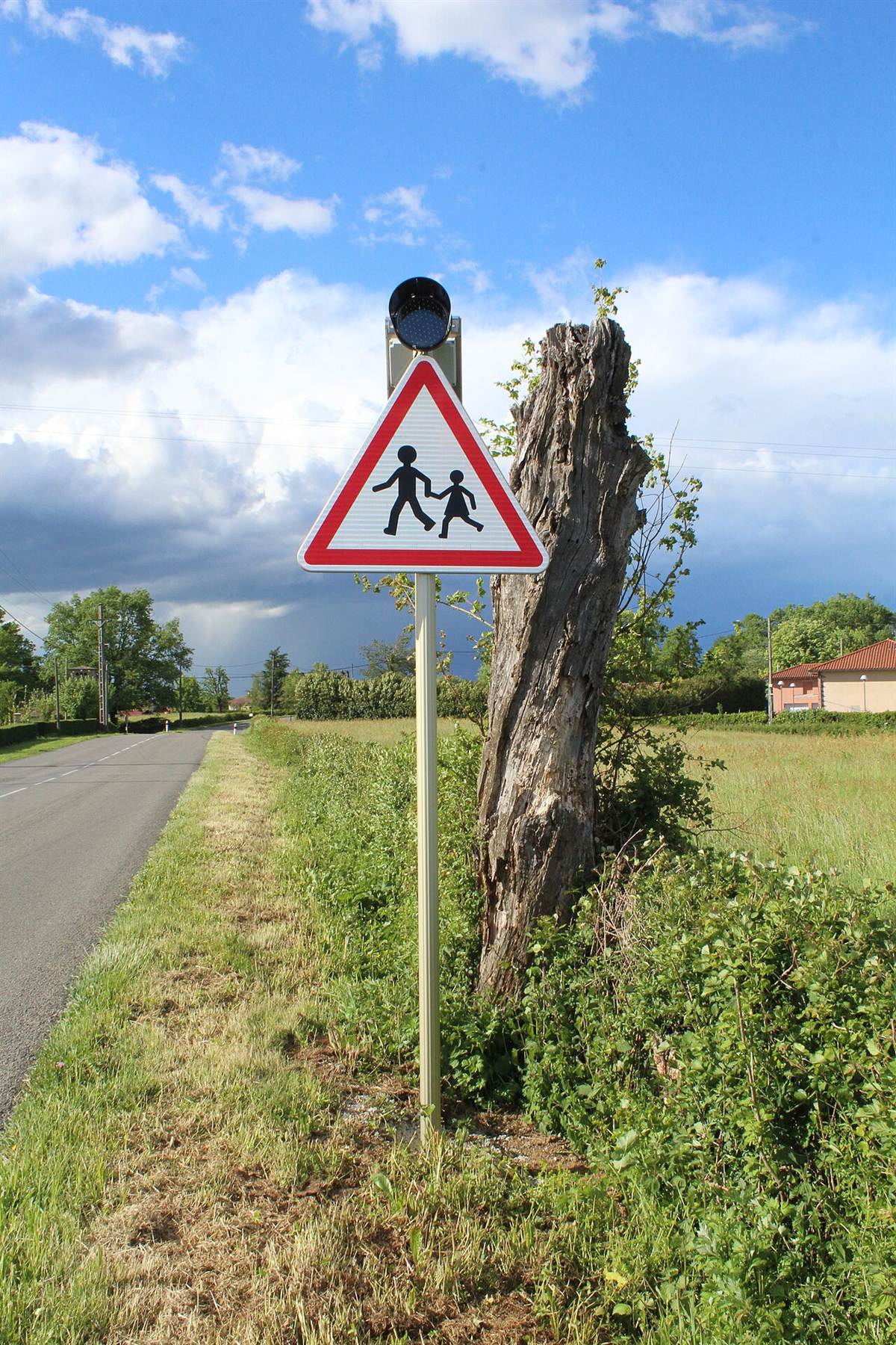 Panneau triangulaire représentant deux enfants, endroit fréquenté par des enfants