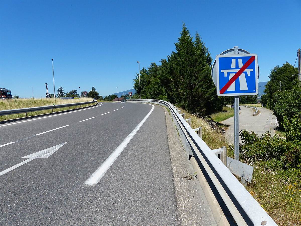 Panneau carré bleu d'autoroute barré d'un trait rouge oblique