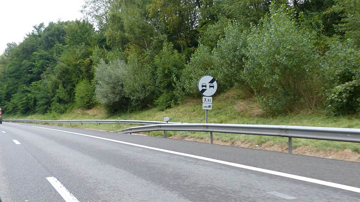 Panneau rond blanc barré de gris, fin d'interdiction de dépasser