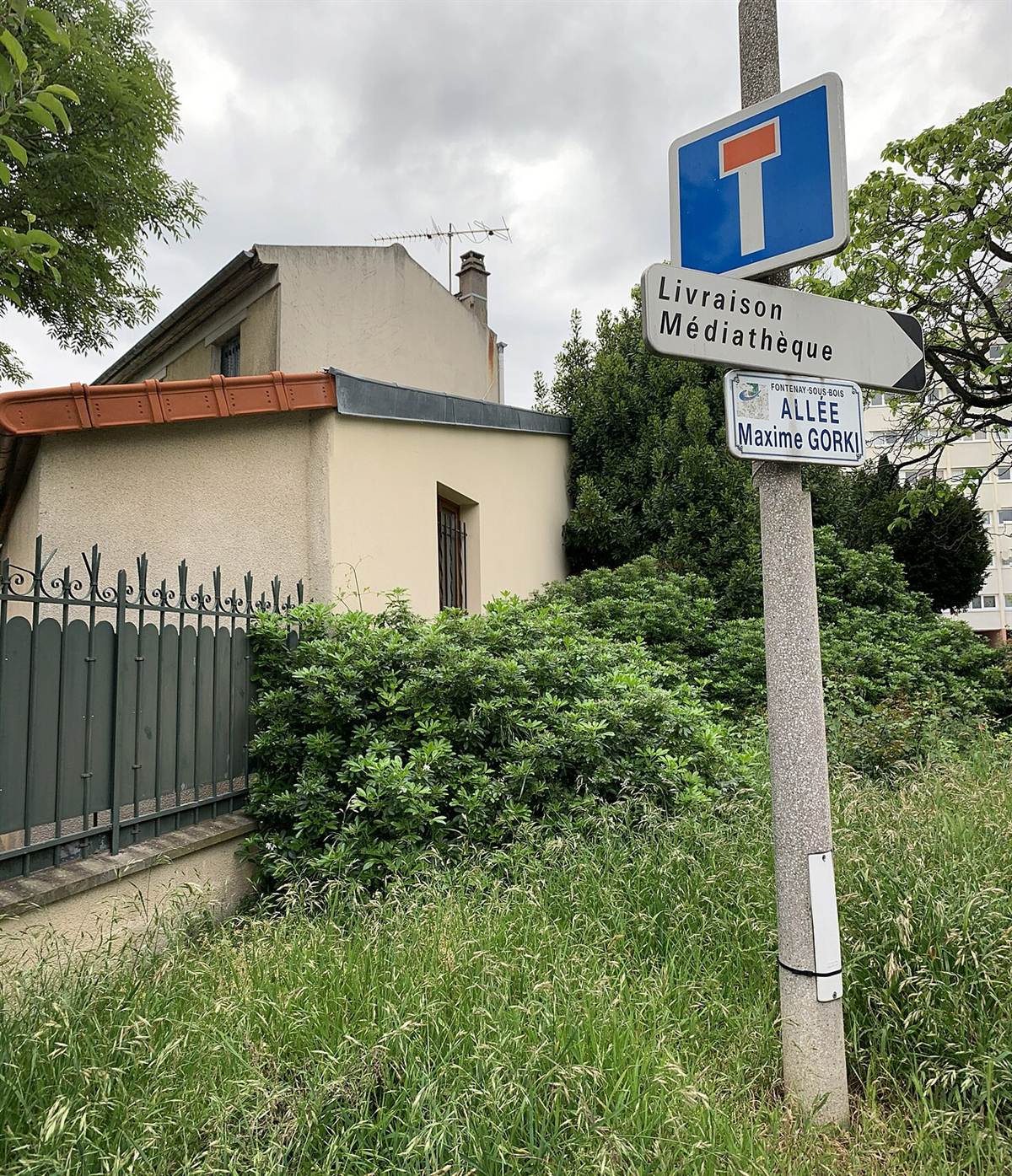 Panneau carré bleu avec une barre rouge en T, impasse