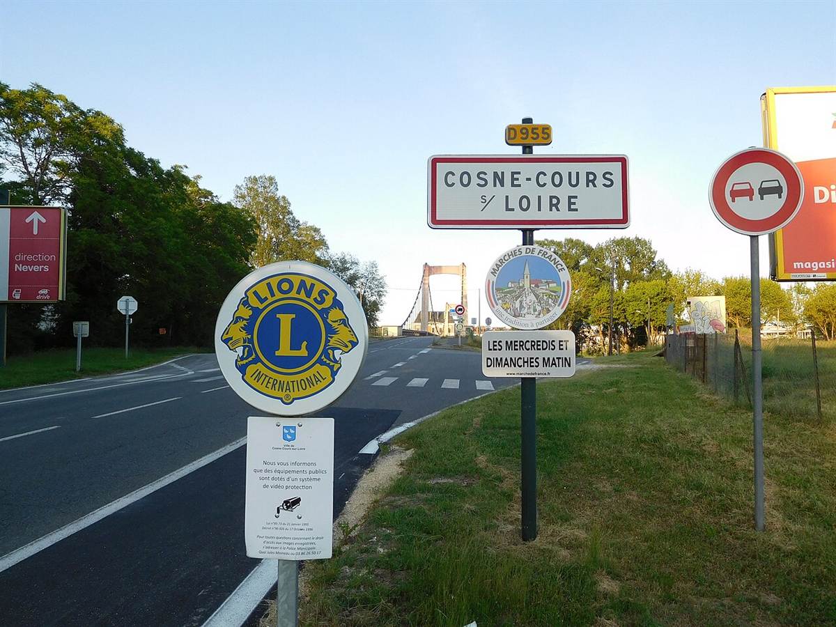 Panneau rond à bordure rouge avec deux voitures, interdiction de dépasser
