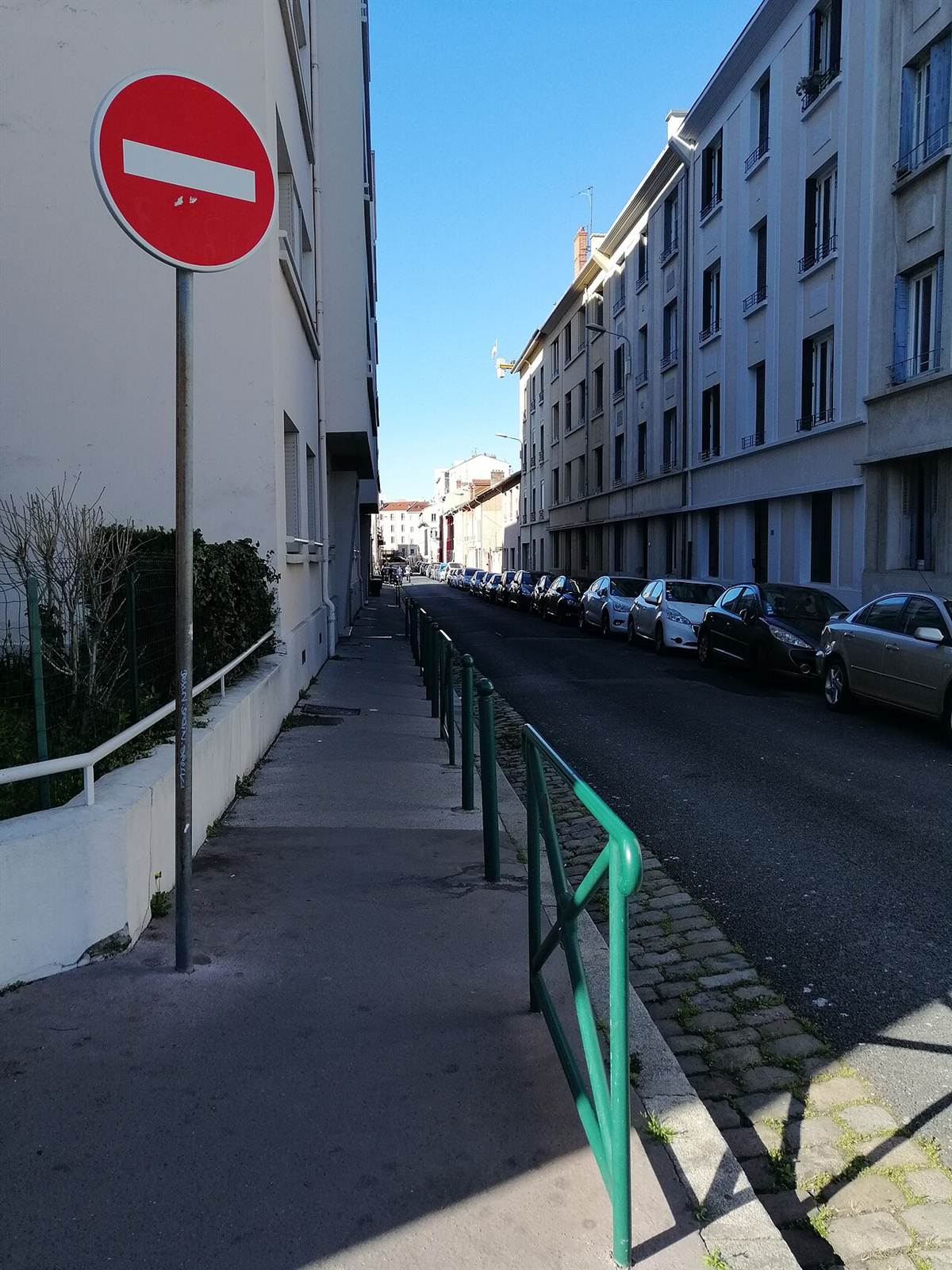 Panneau sens interdit, disque rouge barré d'une bande blanche