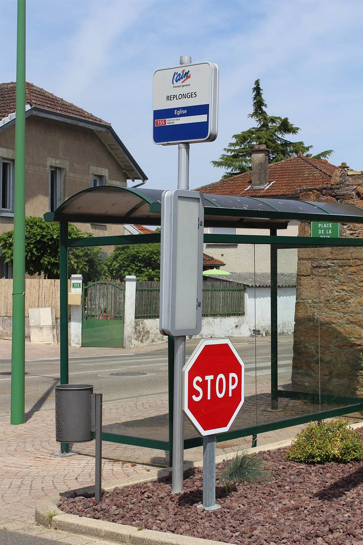 Panneau STOP octogonal rouge à une intersection