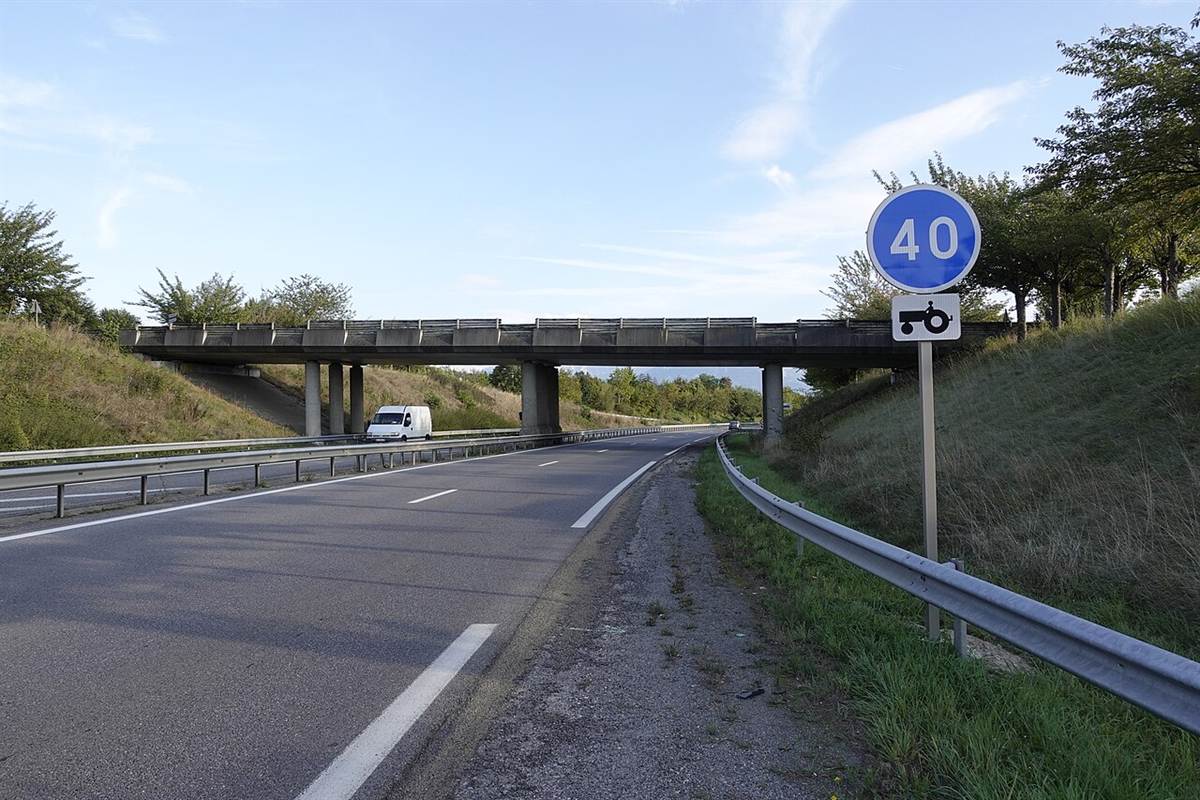 Panneau rond bleu indiquant une vitesse minimale obligatoire