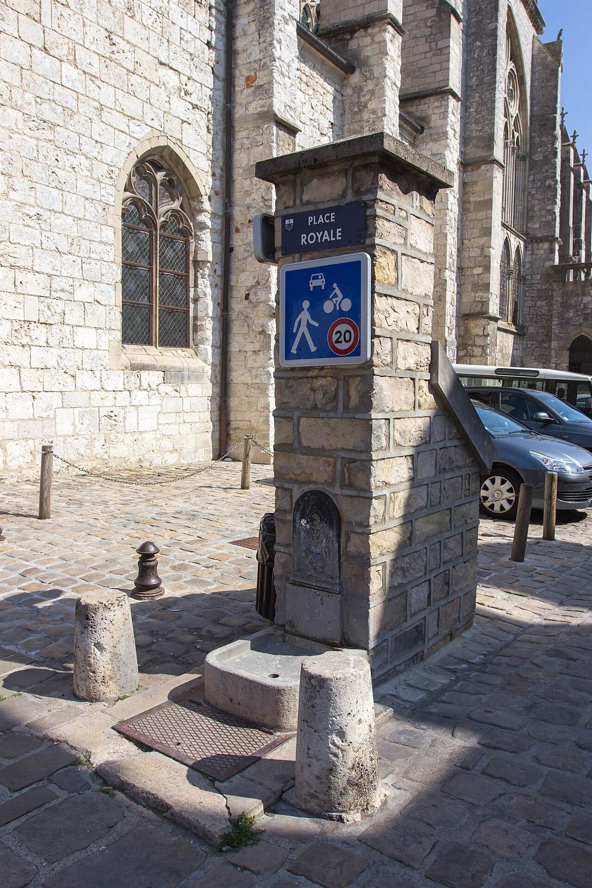 Panneau carré bleu de zone de rencontre limitée à 20 km/h